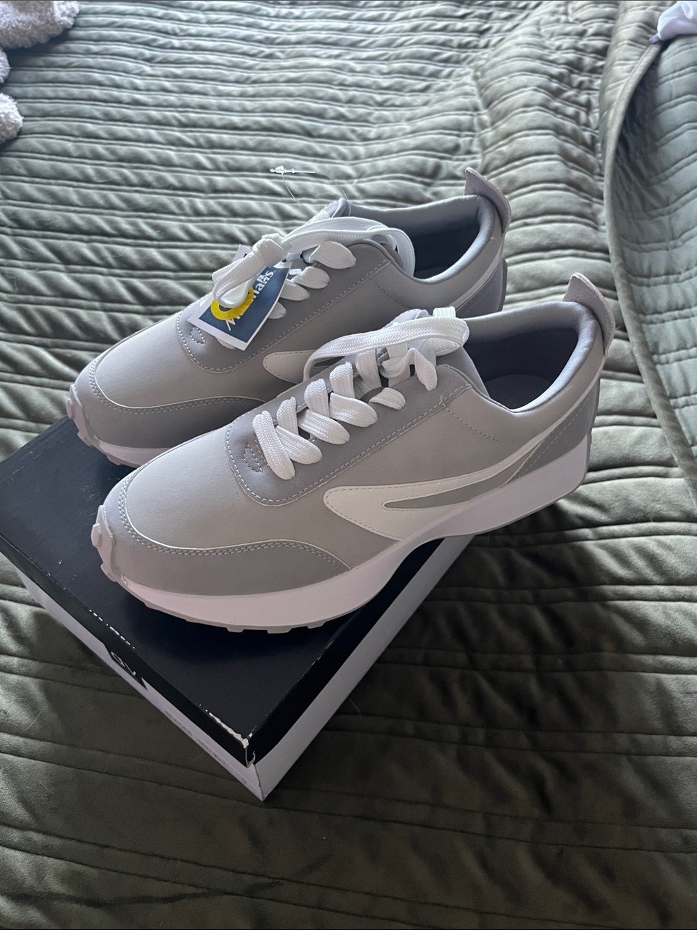 DV by Dolce Vita NWT Bynx  Womens Light Gray & White Casual Sneakers Size 9 - Picture 4 of 10